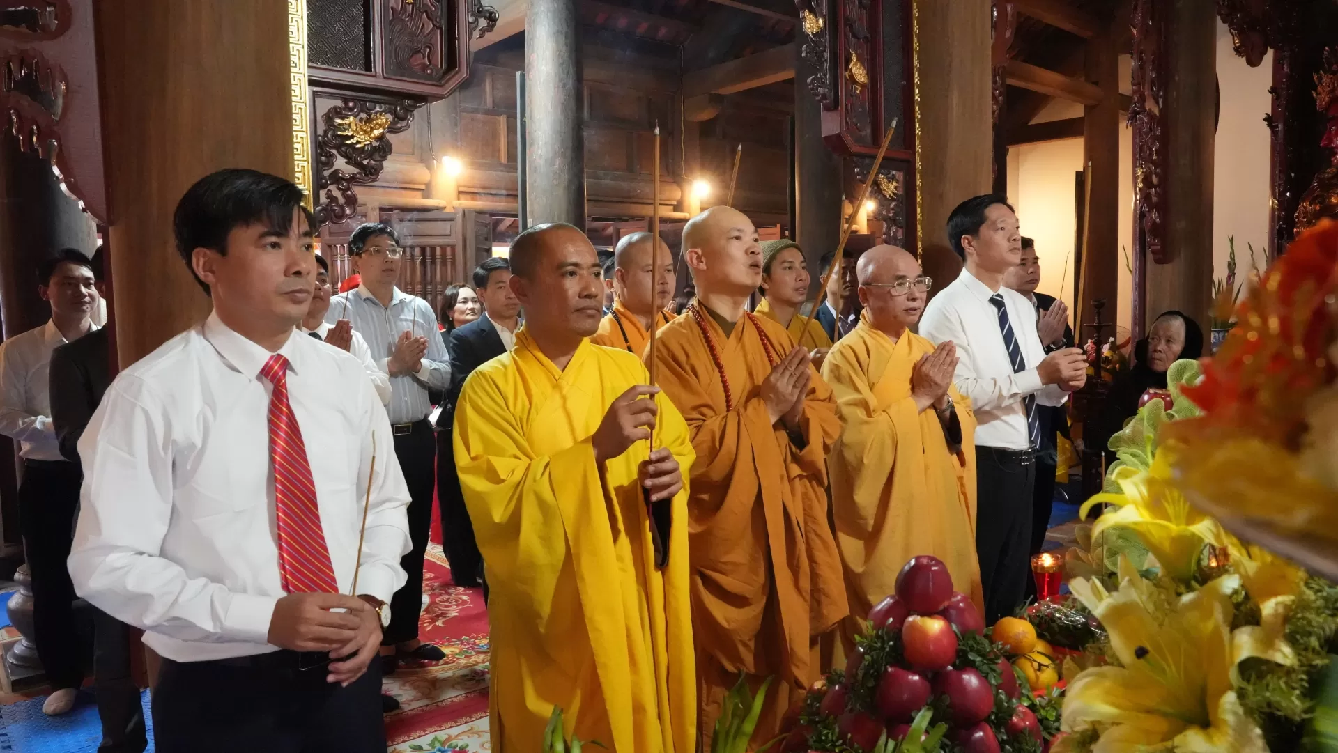 Các Chư tôn Đức Thượng toạ, đại diện Ban Trị sự Phật giáo và các đồng chí lãnh đạo xã dâng hương kính lễ