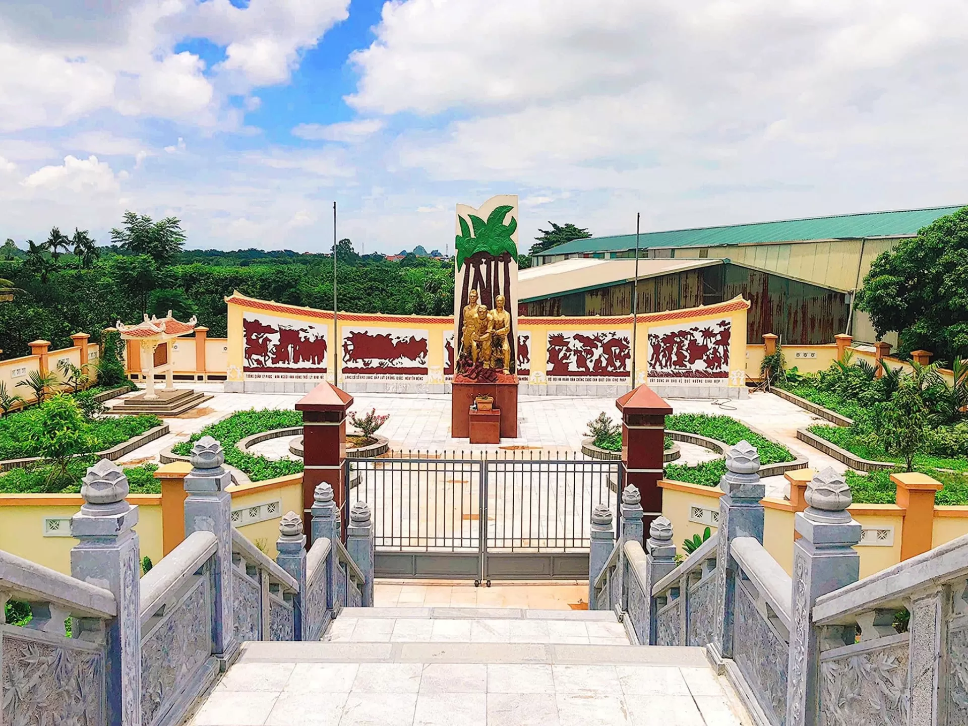 DI TÍCH  TƯỢNG ĐÀI TIẾNG BOM SẤU GIÁ