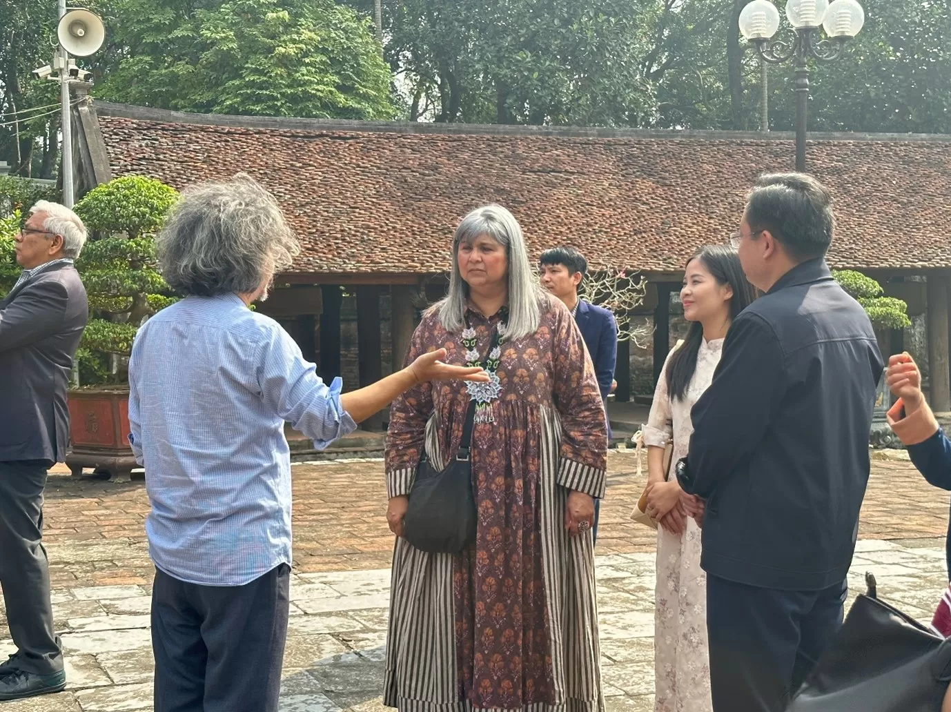 ĐOÀN HỘI ĐỒNG THỦ CÔNG THẾ GIỚI THAM  QUAN DI TÍCH LỊCH SỬ CẤP QUỐC GIA ĐÌNH QUÁN GIÁ - XÃ DƯƠNG HÒA